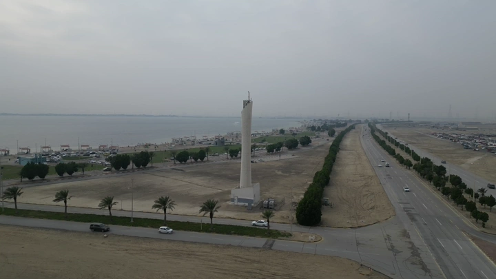 برج اتصالات في الهاف مون بجانب البحر، لقطة جوية.