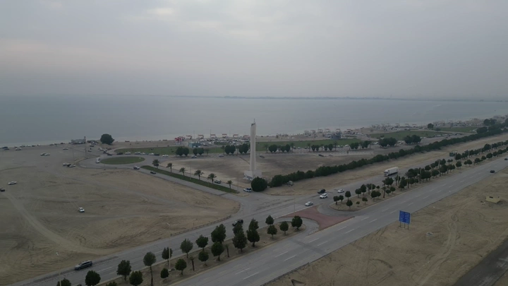 برج اتصالات في الهاف مون، تصوير جوي في يوم غائم.