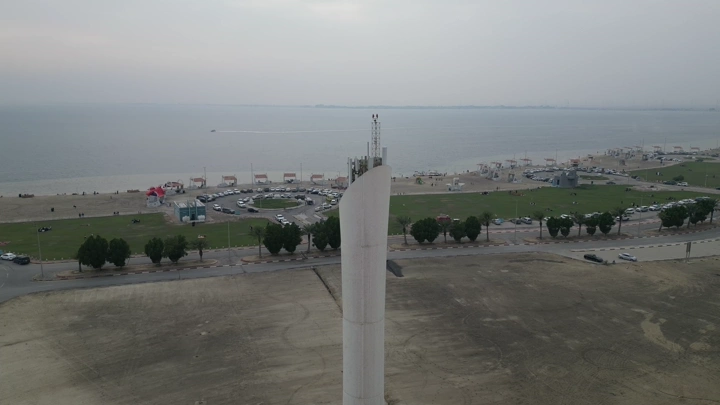 برج اتصالات في الهاف مون، لقطة جوية نهارية.