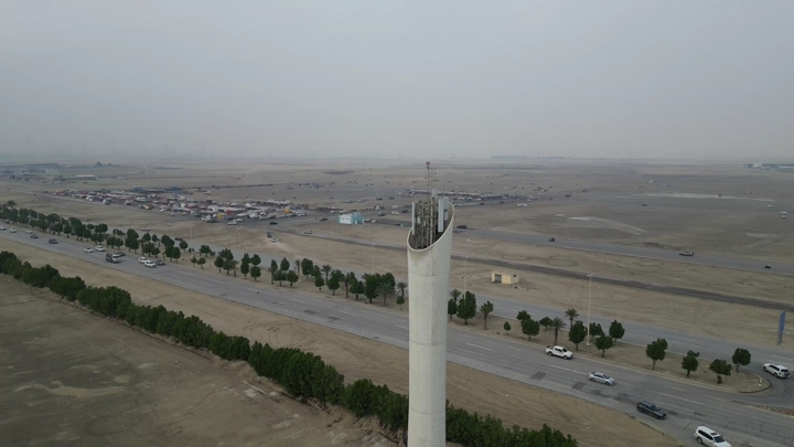 برج اتصالات في منطقة الهاف مون مع حمام يطير، لقطة جوية.