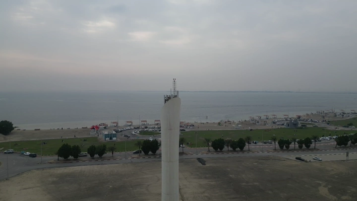 برج اتصالات في الهاف مون، لقطة جوية.