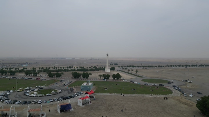 برج اتصالات في الهاف مون، لقطة جوية نهارية.