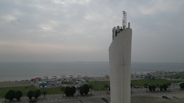 برج اتصالات على شاطئ الهاف مون، لقطة جوية.