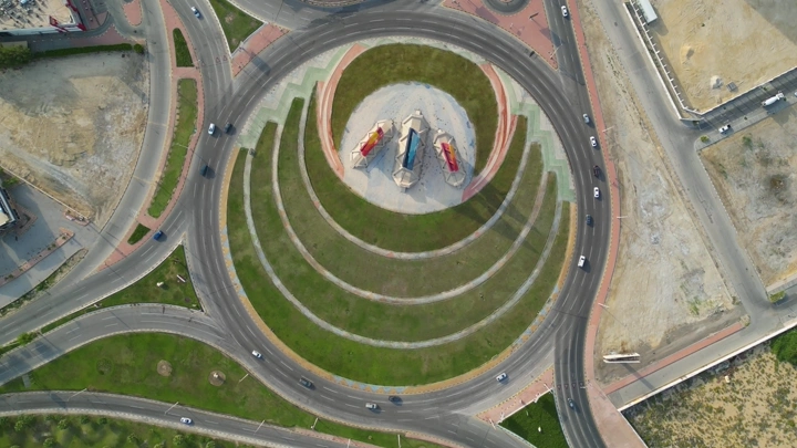 دوار الأشرعة في الدمام، لقطة جوية توضح التصميم الدائري والمناظر المحيطة.