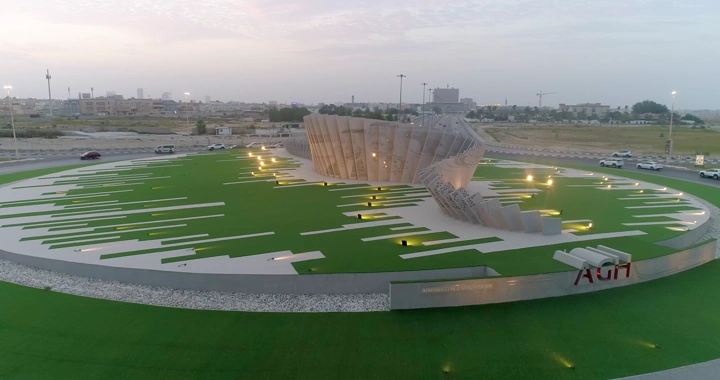 دوار الهلال في الخبر عند الغروب، لقطة جوية.