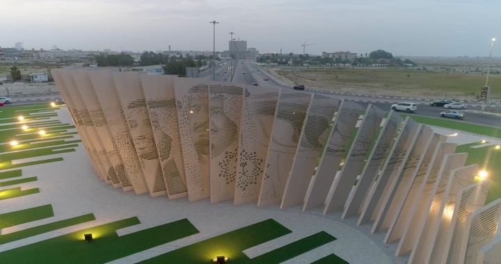 دوار الهلال في الخبر عند الغروب، لقطة جوية.