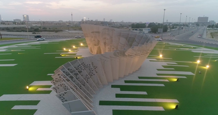 دوار الهلال في الخبر عند الغروب، لقطة جوية.