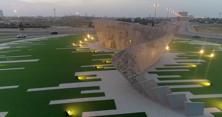 دوار الهلال في الخبر عند الغروب، لقطة جوية.