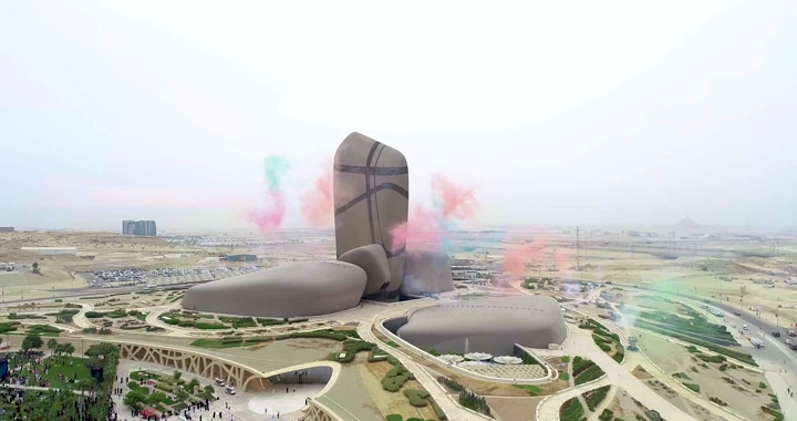 مركز إثراء الظهران مع دخان ملون، لقطة جوية.