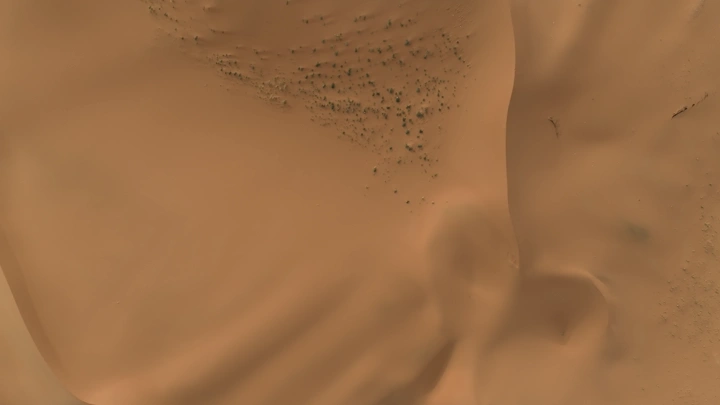 النفود صحراء شاسعة وكثبان رملية في النهار، لقطة جوية.