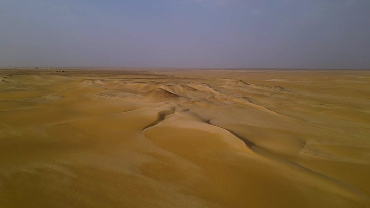 النفود صحراء شاسعة وكثبان رملية في النهار، لقطة جوية.