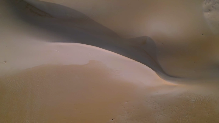 كثبان رملية في الصحراء، لقطة جوية.