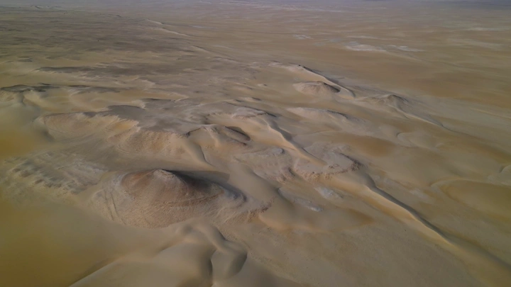كثبان رملية في صحراء النفود، لقطة جوية.
