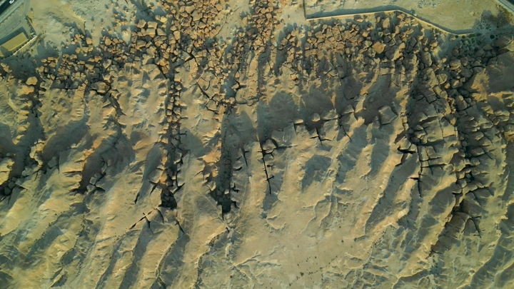 جبل القارة في الأحساء، لقطة جوية توضح التكوينات الصخرية الفريدة.