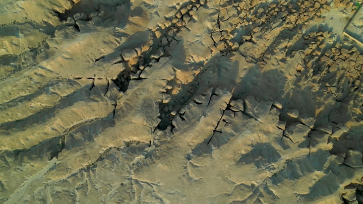 تضاريس جبل القارة في الأحساء، لقطة جوية.