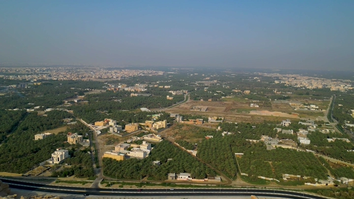 منظر جوي لمدينة الأحساء من جبل القارة، تصوير جوي.