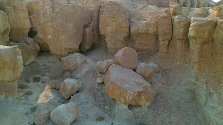 تكوينات صخرية في جبل القارة بالأحساء، لقطة جوية.