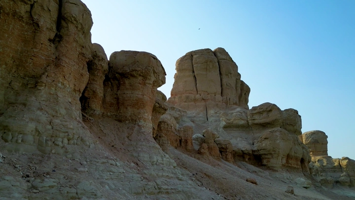 تكوينات صخرية جبل القارة في الأحساء، لقطة نهارية.