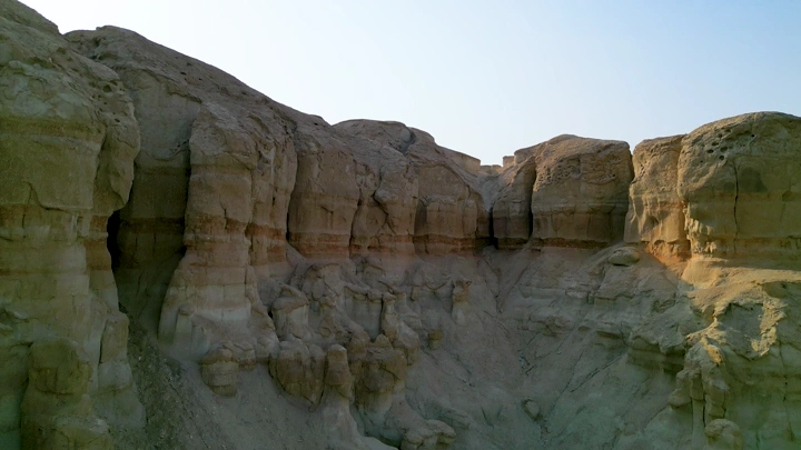 جبل القارة في الأحساء تحت سماء صافية، لقطة جوية.