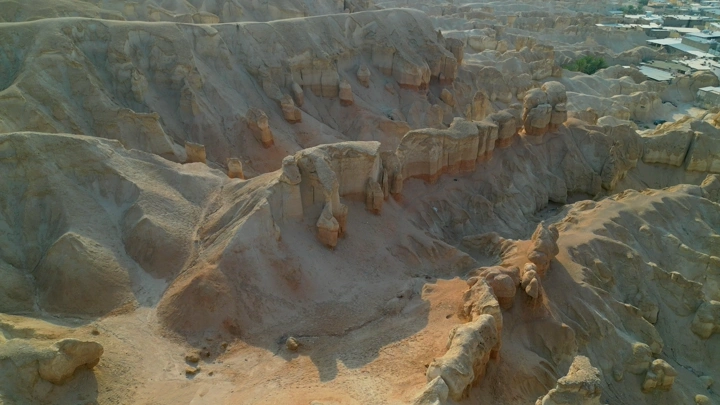 تضاريس جبل القارة في الأحساء، لقطة جوية.