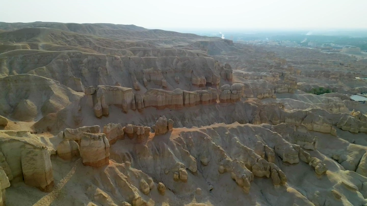 جبل القارة في الأحساء، لقطة جوية نهارية.