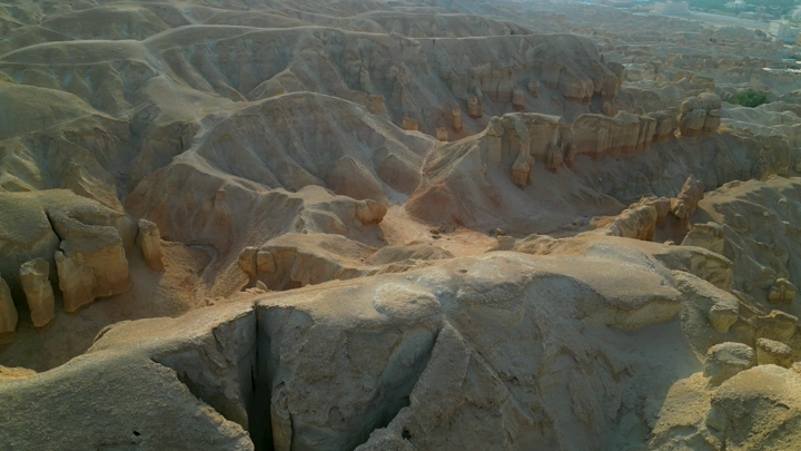 تضاريس جبل القارة في الأحساء، لقطة جوية.