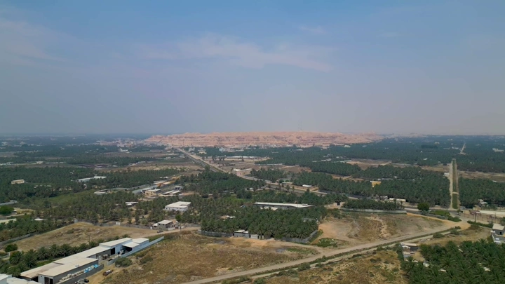 لقطة جوية لجبل القارة في الأحساء، في يوم مشمس.