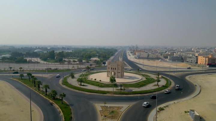 دوار ميدان القيصرية في الهفوف، لقطة جوية نهارية.