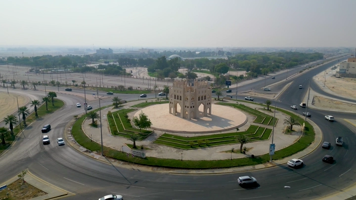 دوار ميدان القيصرية في الهفوف، لقطة جوية نهارية.