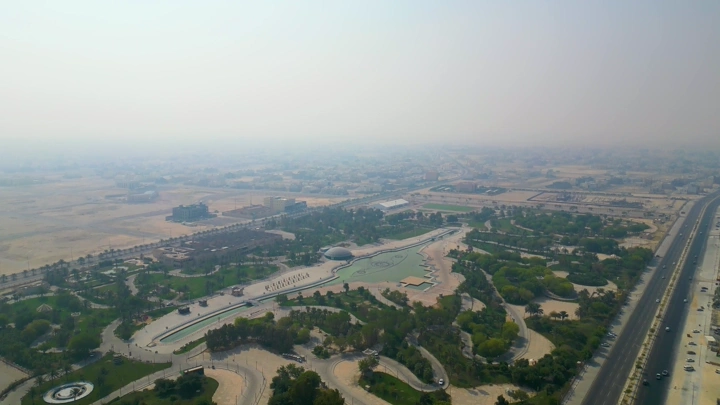 منظر جوي لمدينة الهفوف في يوم ضبابي، لقطة درون.