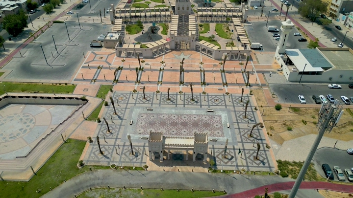 سوق الحرفيين في الهفوف من الأعلى، لقطة جوية نهارية.