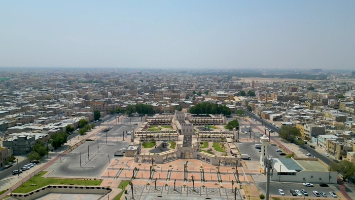 سوق الحرفيين في الهفوف من الأعلى، لقطة جوية نهارية.