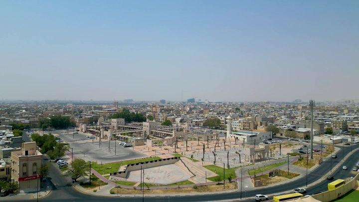 منظر جوي لسوق الحرفيين في الهفوف خلال النهار.