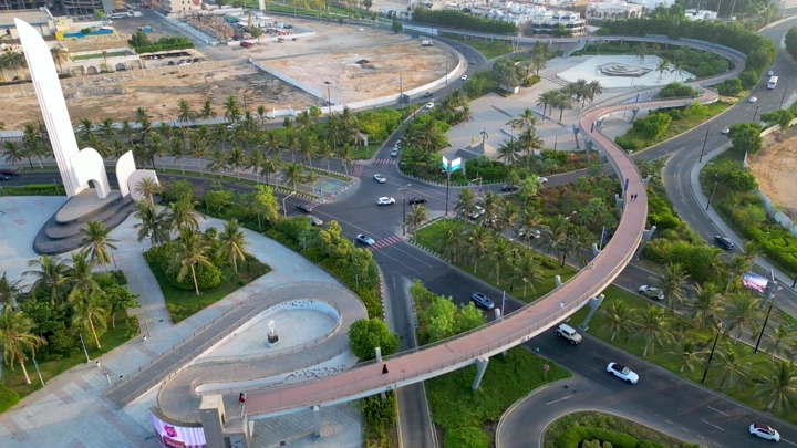 جسر مشاة في واجهة جدة البحرية، لقطة جوية.
