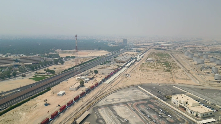 قطار نقل بضائع في الأحساء، تصوير جوي في وضح النهار.