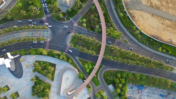 جسر مشاة في واجهة جدة البحرية، لقطة جوية.