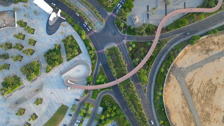 جسر مشاة في واجهة جدة البحرية، لقطة جوية.