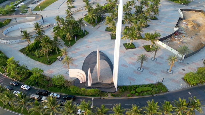 منظر جوي لواجهة جدة البحرية مع أشجار النخيل والطرق المحيطة.