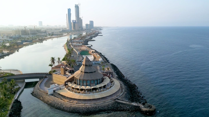 واجهة جدة البحرية مع مباني حديثة، لقطة جوية.