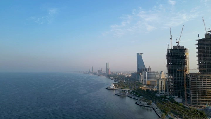 واجهة جدة البحرية مع المباني الشاهقة، لقطة جوية.