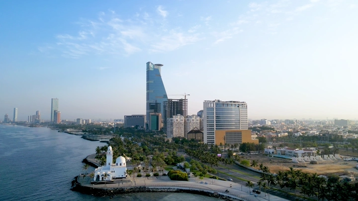 منظر جوي لواجهة جدة البحرية مع المباني الحديثة، في وضح النهار.
