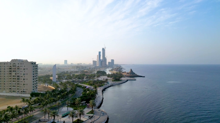 واجهة جدة البحرية مع المباني والأشجار، لقطة جوية.