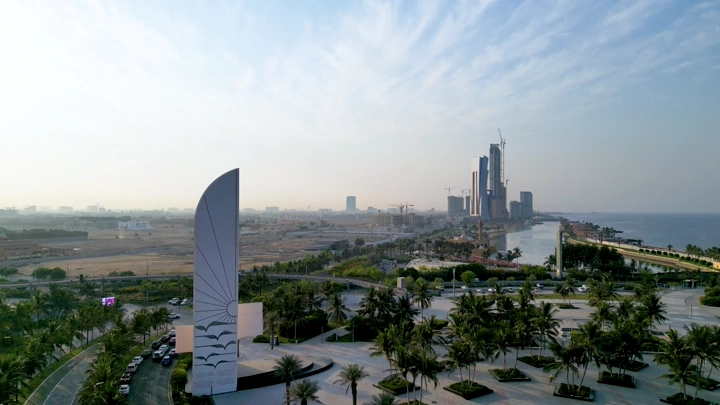 واجهة جدة البحرية مع ناطحات السحاب في الخلفية، لقطة جوية.