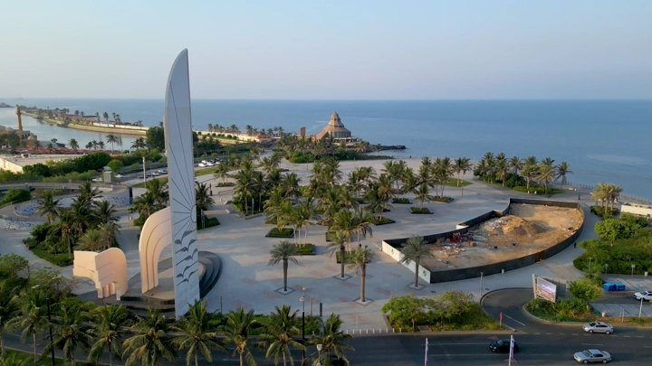 واجهة جدة البحرية في النهار، لقطة جوية.