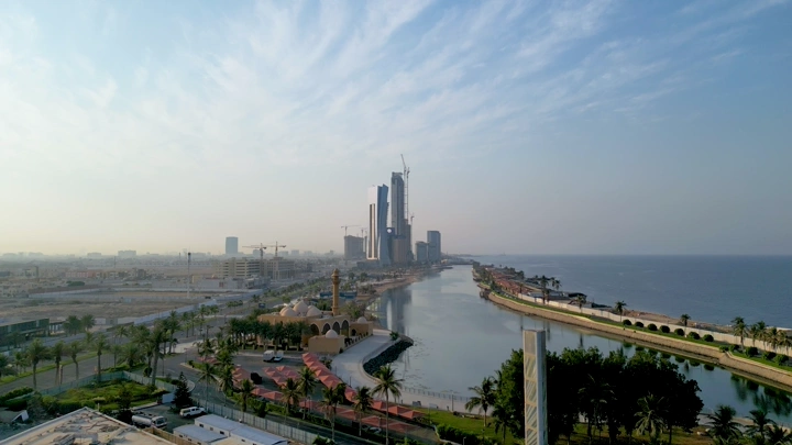 واجهة جدة البحرية في النهار، لقطة جوية.