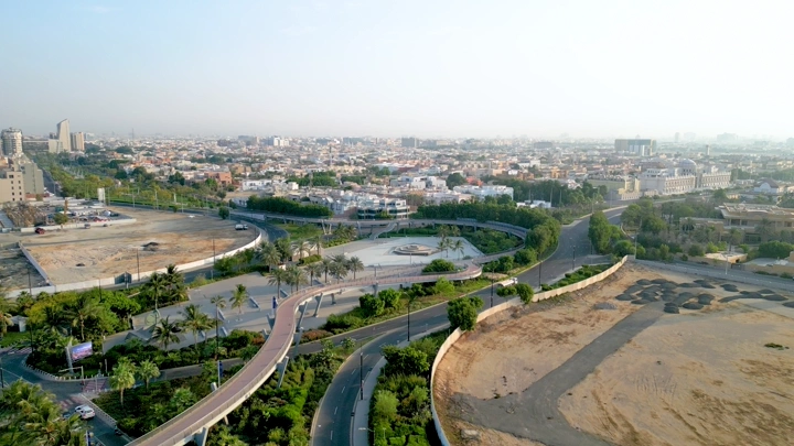 منظر جوي لواجهة جدة البحرية في النهار. لقطة جوية