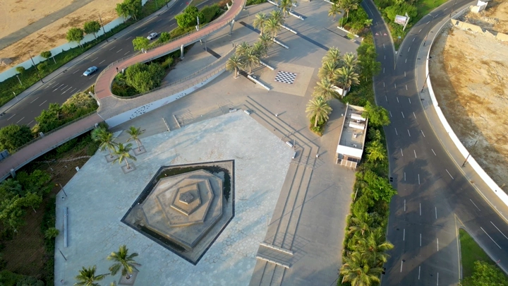 منظر جوي لواجهة جدة البحرية نهارًا، يظهر تصميم هندسي وحدائق. لقطة جوية .