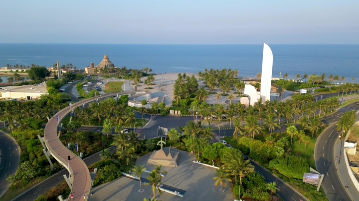 جسر مشاة في واجهة جدة البحرية، لقطة جوية نهارية.