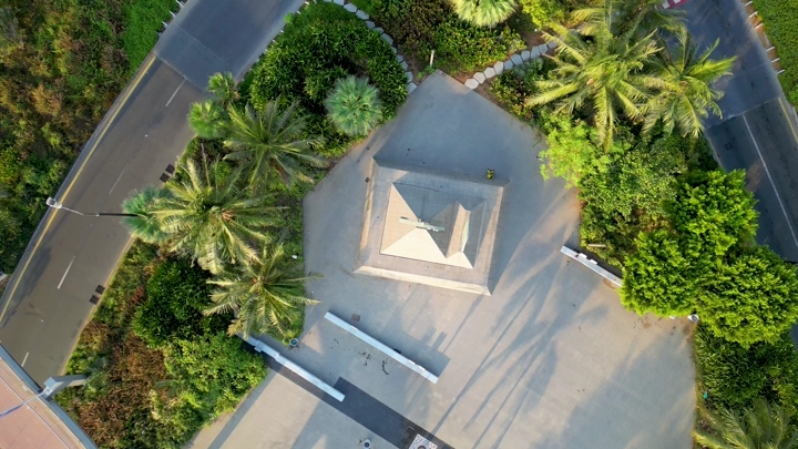 جسر مشاة محاط بالأشجار في واجهة جدة البحرية، لقطة جوية.