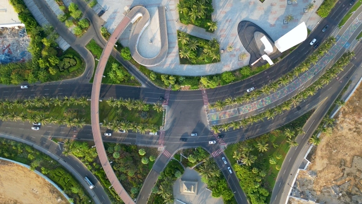 جسر مشاة فوق طرق في واجهة جدة البحرية، لقطة جوية.